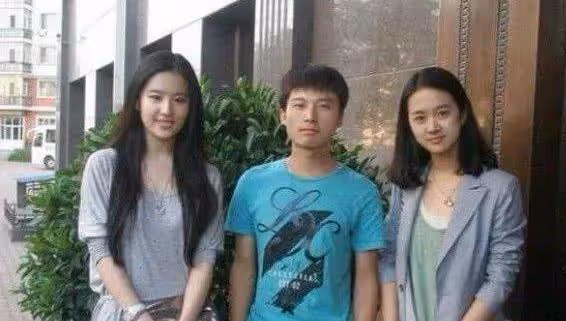 劉亦菲上學時為啥沒有人追?當看到她的學生照後,網友:這誰敢追