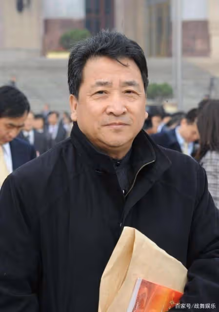 姜昆:女兒爆紅後將她送出國外,斷了她的明星夢,卻帶養子上春晚