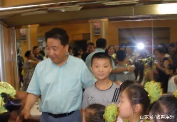 姜昆:女兒爆紅後將她送出國外,斷了她的明星夢,卻帶養子上春晚