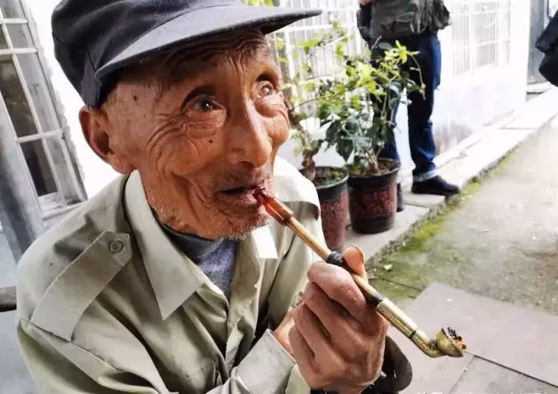 82歲單身阿公借住鄰居家30年,白幹活不要工錢,鄰居:我給他養老送終
