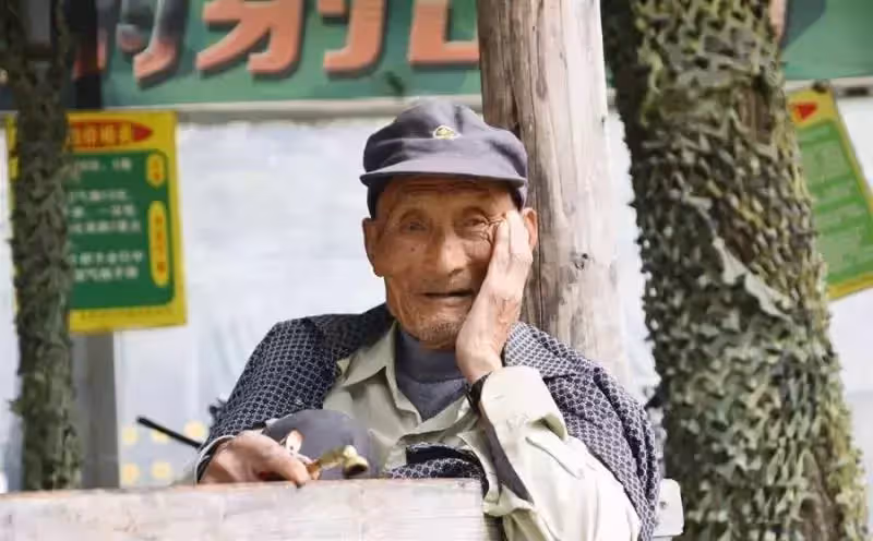 82歲單身阿公借住鄰居家30年,白幹活不要工錢,鄰居:我給他養老送終