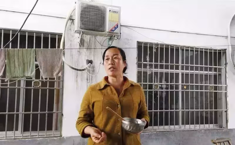 82歲單身阿公借住鄰居家30年,白幹活不要工錢,鄰居:我給他養老送終
