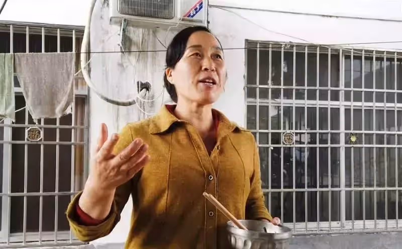 82歲單身阿公借住鄰居家30年,白幹活不要工錢,鄰居:我給他養老送終
