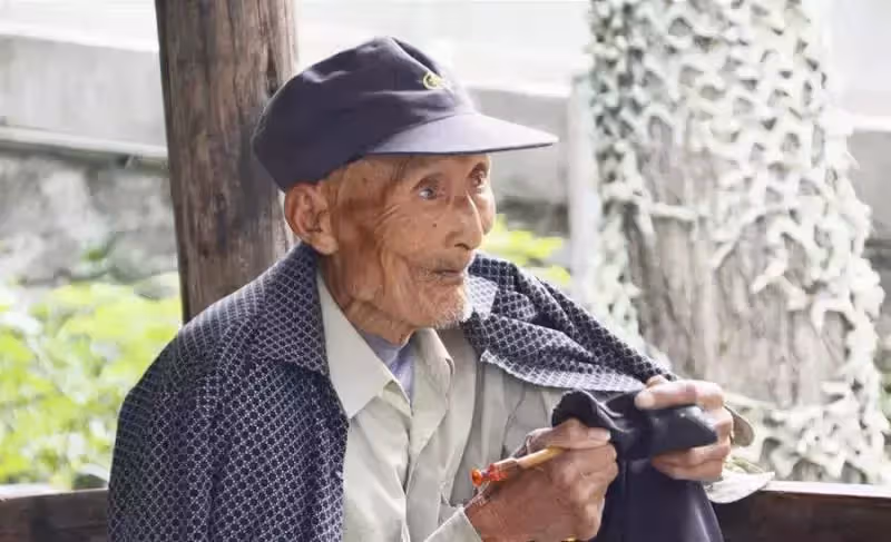 82歲單身阿公借住鄰居家30年，白幹活不要工錢，鄰居：我給他養老送終