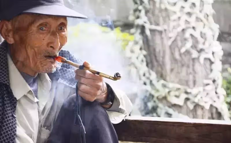 82歲單身阿公借住鄰居家30年，白幹活不要工錢，鄰居：我給他養老送終