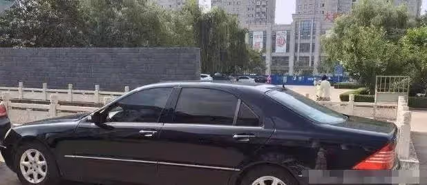 人善心軟福報多！女孩求職碰壁「暖助賣菜嬤做生意」默默多塞零錢 下秒阿嬤兒子現身「才知驚喜遇貴人」