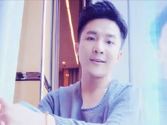 25歲成為央視主持人,32歲跳樓身亡,邊策當年為什麼會選擇自殺?