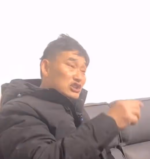 大衣哥獎勵兒子朱小偉拿駕照,提新車慶祝,回家遭村民圍堵