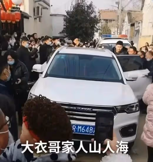 大衣哥獎勵兒子朱小偉拿駕照,提新車慶祝,回家遭村民圍堵