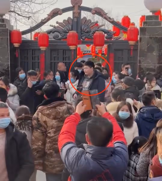 大衣哥獎勵兒子朱小偉拿駕照,提新車慶祝,回家遭村民圍堵