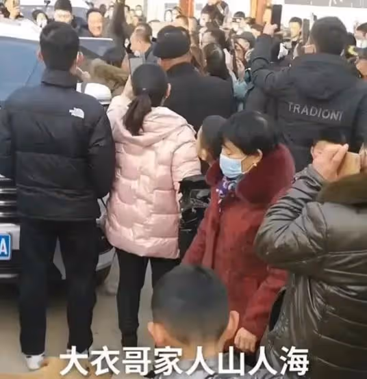 大衣哥獎勵兒子朱小偉拿駕照,提新車慶祝,回家遭村民圍堵