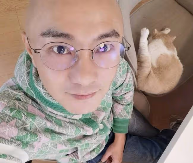 張衛健低調慶57歲生日,濃眉大眼皮膚顯緊緻,兩位至親皆不在身旁