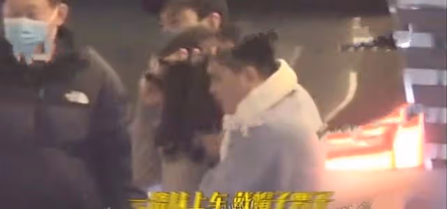 33歲穎兒身體引擔憂,深夜被兩異性賣力架上車,身體疲軟走路不穩