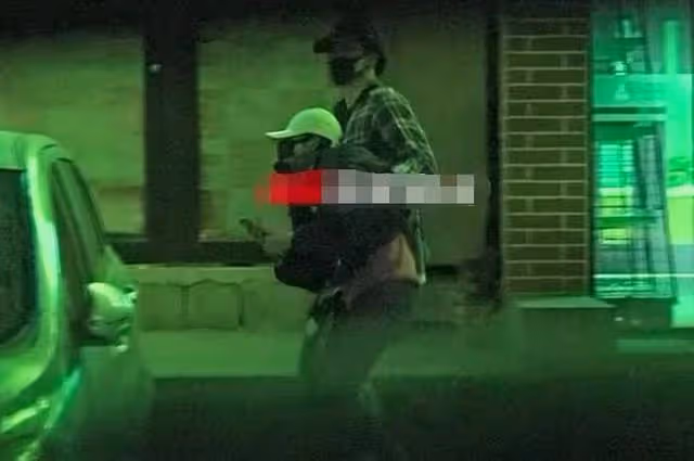 33歲穎兒身體引擔憂,深夜被兩異性賣力架上車,身體疲軟走路不穩