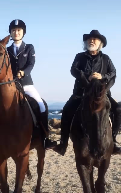 70歲張紀中被曝為哄妻子不慎墜馬,當場磕破頭暈倒,被緊急送醫