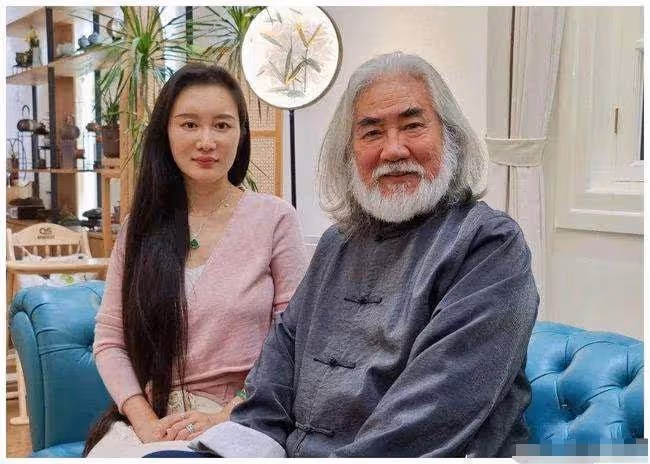 70歲張紀中被曝為哄妻子不慎墜馬,當場磕破頭暈倒,被緊急送醫