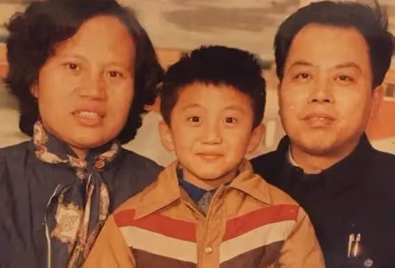 鄧超:為姐姐治病拚命賺錢,父親患尿毒症離世,他的人生有多坎坷