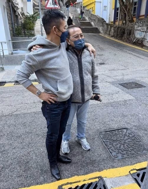 意外驚喜!59歲張兆輝逛街偶遇《愛回家》劇組,主動上前與友敘舊