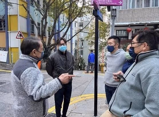 意外驚喜!59歲張兆輝逛街偶遇《愛回家》劇組,主動上前與友敘舊