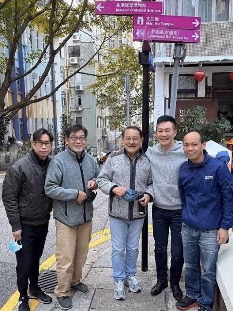 意外驚喜!59歲張兆輝逛街偶遇《愛回家》劇組,主動上前與友敘舊