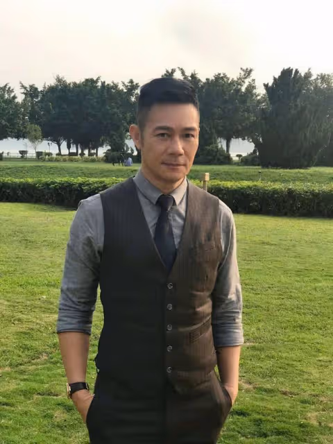 意外驚喜!59歲張兆輝逛街偶遇《愛回家》劇組,主動上前與友敘舊