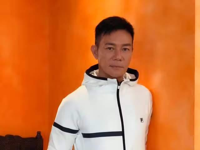 意外驚喜！59歲張兆輝逛街偶遇《愛回家》劇組，主動上前與友敘舊