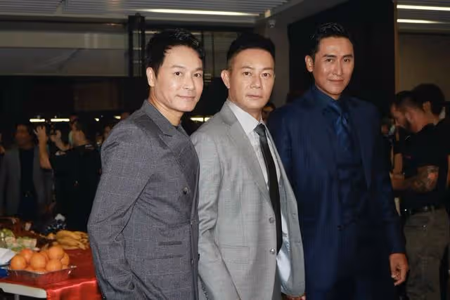 意外驚喜！59歲張兆輝逛街偶遇《愛回家》劇組，主動上前與友敘舊
