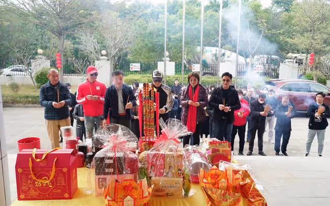62歲何家勁工廠開工太豪氣！拿厚厚一沓紅包，彎腰點頭親自給員工