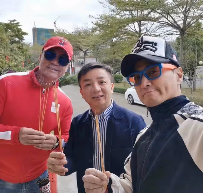 62歲何家勁工廠開工太豪氣！拿厚厚一沓紅包，彎腰點頭親自給員工