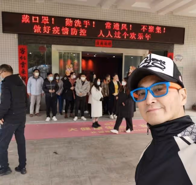 62歲何家勁工廠開工太豪氣！拿厚厚一沓紅包，彎腰點頭親自給員工