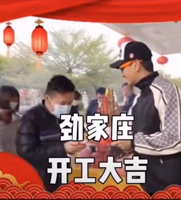 62歲何家勁工廠開工太豪氣！拿厚厚一沓紅包，彎腰點頭親自給員工