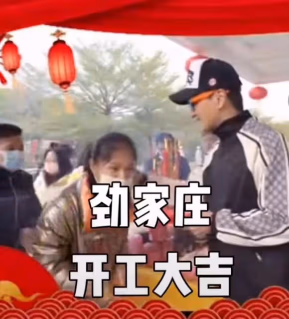 62歲何家勁工廠開工太豪氣！拿厚厚一沓紅包，彎腰點頭親自給員工