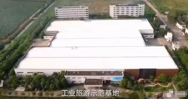 62歲何家勁工廠開工太豪氣！拿厚厚一沓紅包，彎腰點頭親自給員工