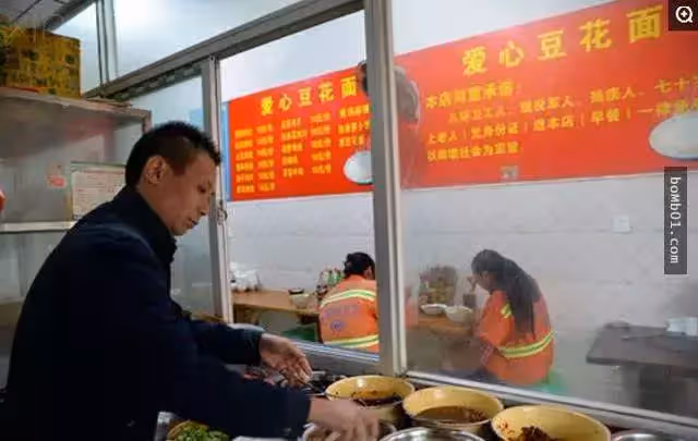 老闆不怕虧本「2年送1萬碗」愛心豆花麵,免費提供給工人、殘障人士士和現役軍人…現在每天都賺錢!