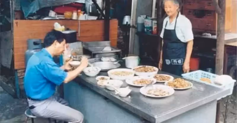 96歲老奶奶做生意虧本賣了55年！欠債50多萬，去世那天會場花圈竟然有.....原來生前她做了「這件事」!!