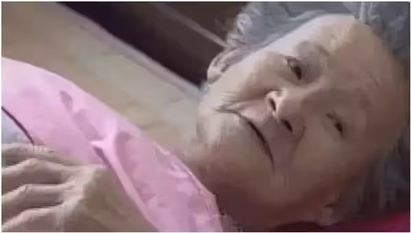 96歲老奶奶做生意虧本賣了55年!欠債50多萬,去世那天會場花圈竟然有.....原來生前她做了「這件事」!!