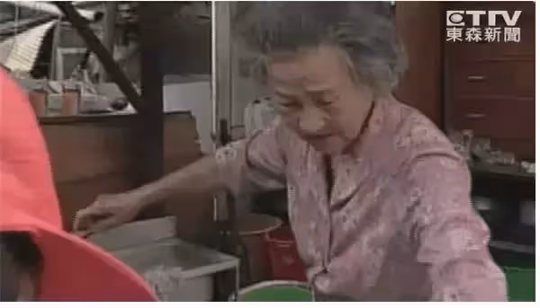 96歲老奶奶做生意虧本賣了55年!欠債50多萬,去世那天會場花圈竟然有.....原來生前她做了「這件事」!!