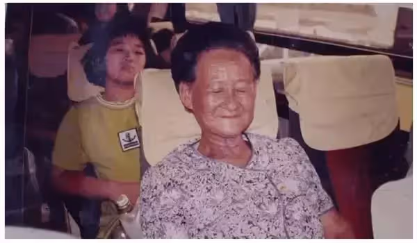 96歲老奶奶做生意虧本賣了55年!欠債50多萬,去世那天會場花圈竟然有.....原來生前她做了「這件事」!!