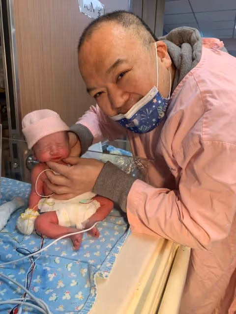 52歲明金成突發心梗離世,未滿月龍鳳胎痛失父親,網友心疼孩子