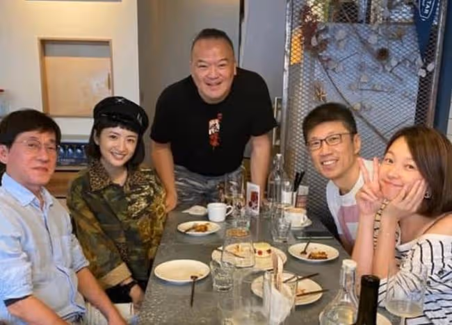 男星當爸20天後猝死,妻子現身殯儀館忙身後事,悲痛欲絕需人攙扶
