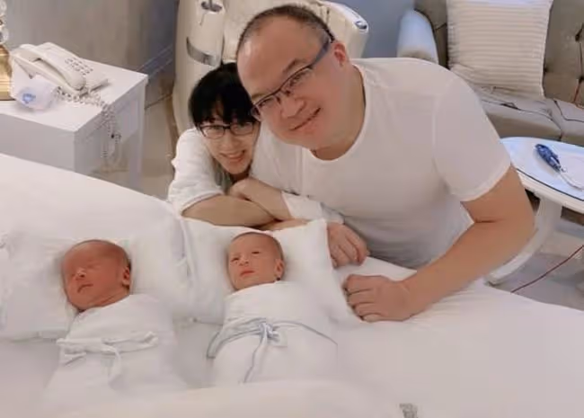 男星當爸20天後猝死,妻子現身殯儀館忙身後事,悲痛欲絕需人攙扶