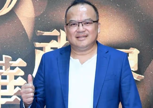 男星當爸20天後猝死,妻子現身殯儀館忙身後事,悲痛欲絕需人攙扶