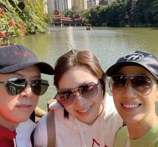 甄子丹一家三口內地旅遊,入鄉隨俗吃地域美食,汪詩詩大讚太美味