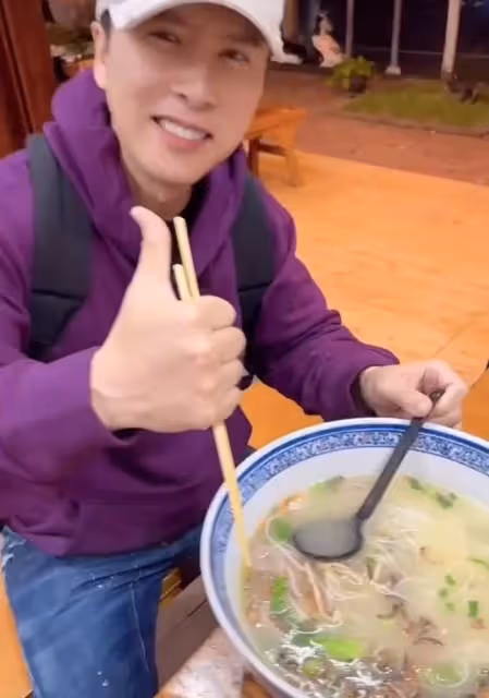 甄子丹一家三口內地旅遊,入鄉隨俗吃地域美食,汪詩詩大讚太美味