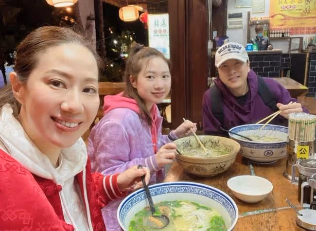 甄子丹一家三口內地旅遊,入鄉隨俗吃地域美食,汪詩詩大讚太美味