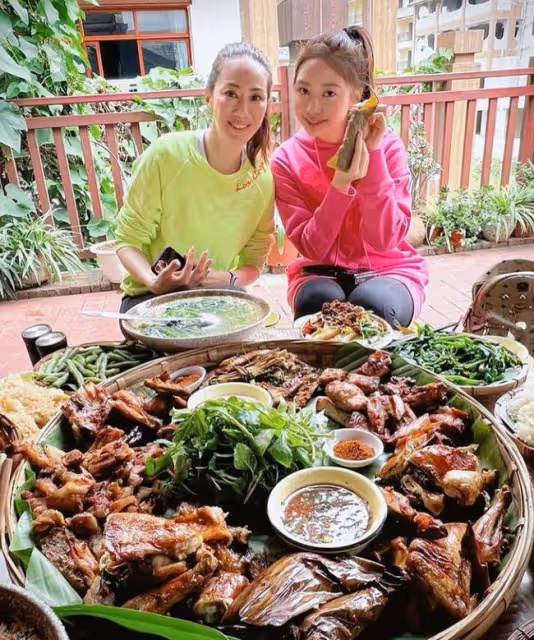 甄子丹一家三口內地旅遊，入鄉隨俗吃地域美食，汪詩詩大讚太美味