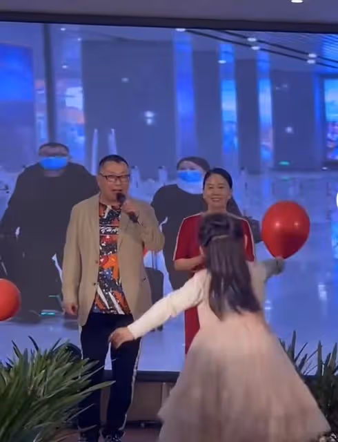 52歲尹相傑攜妻子商演撈金,穿舊衣肚腩突出,小16歲妻子白得發光