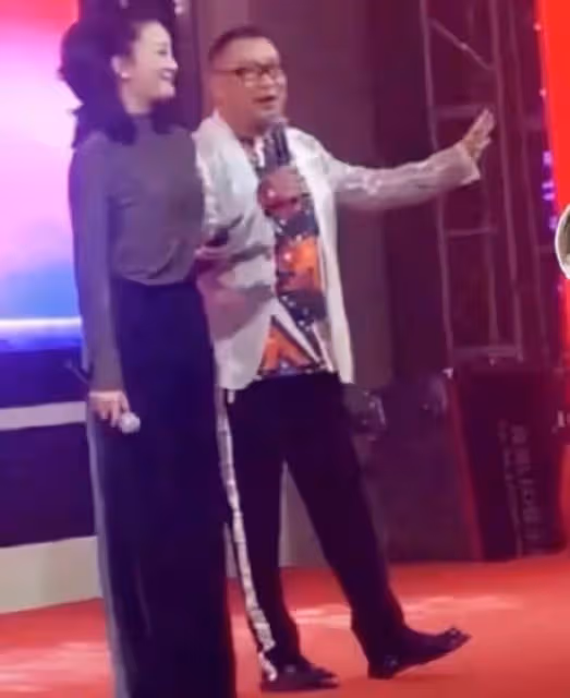 52歲尹相傑攜妻子商演撈金,穿舊衣肚腩突出,小16歲妻子白得發光
