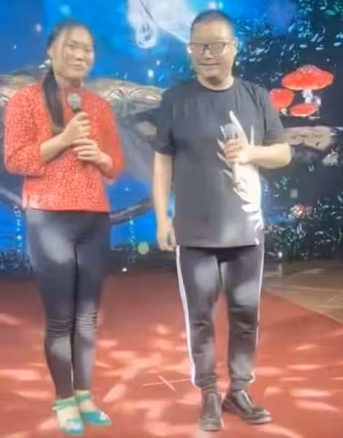 52歲尹相傑攜妻子商演撈金,穿舊衣肚腩突出,小16歲妻子白得發光