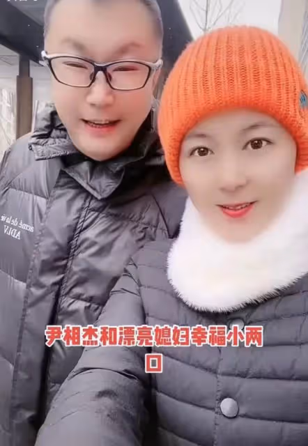 52歲尹相傑攜妻子商演撈金,穿舊衣肚腩突出,小16歲妻子白得發光